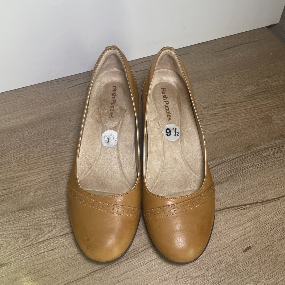 Women's 9.5 Wide Hush Puppies Tan Leather Slip On Shoes - Picture 2 of 8